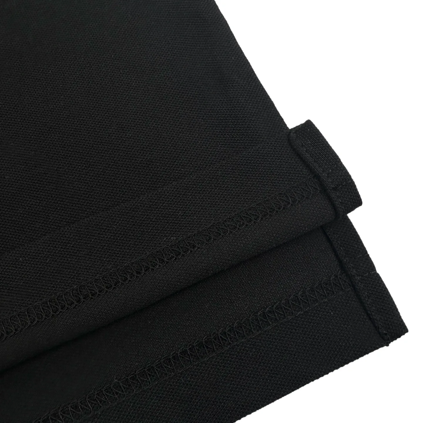 Lacoste crocodile logo Polo shirt (Black). The original version was purchased for 1,090. The fabric is made of custom-made glaze bee extract cotton. It is delicate, soft and comfortable. Breathable, soft black with a sense of breathing. Not heavy, not ostentatious. Use the calmest tones to interpret the French sense of relaxation. The iconic small crocodile jumps to the heart. On the pure black canvas, it outlines a low-key edge with a vivid attitude. Keep it simple. Use Black as the base and green crocodile as the print. It shows the texture and brand heritage in a low-key manner. It adopts the stamping process to make independent embroidered stamps through computer embroidery, and then positions them and sews them to fix it on the clothes. It has a strong three-dimensional effect, is strong and washable, has stable quality, and the fabrics have been washed with enzymes. It has a better hand feel and texture. It is not easy to deform, shrink or fade, and maintains long-term beauty. Size:S-M-L-XL